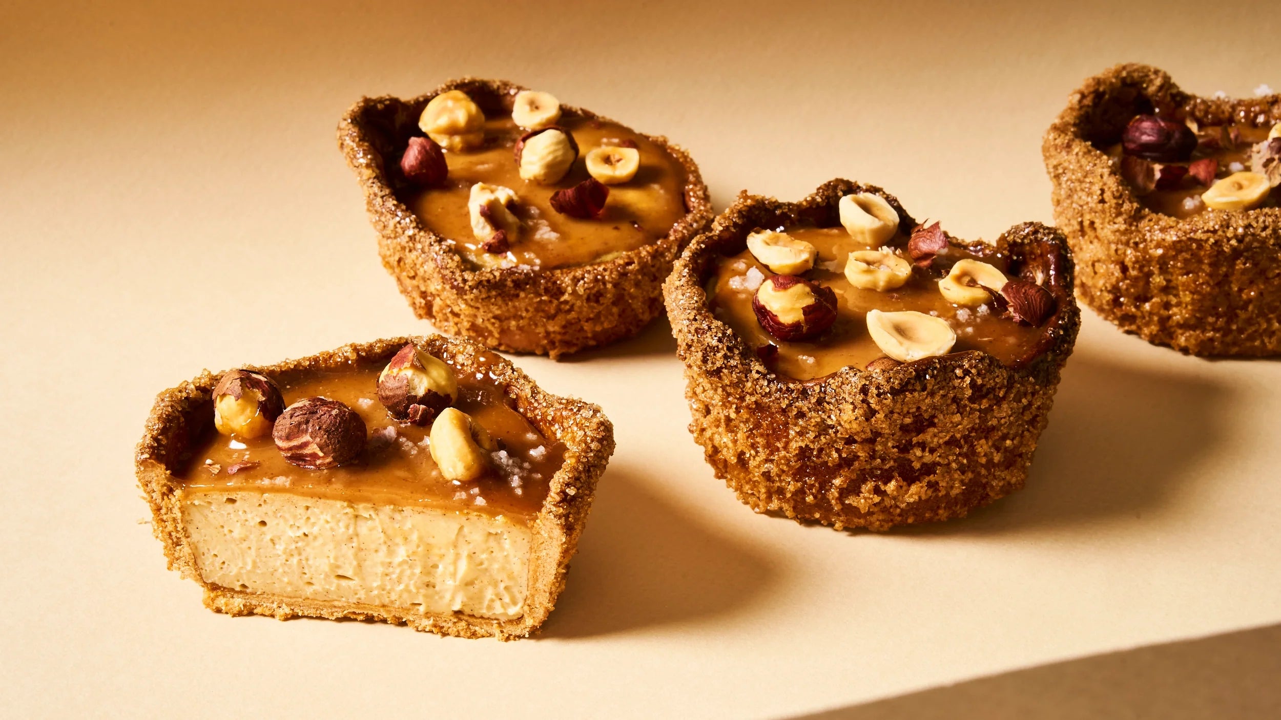 Flans aux noisettes et praliné du Chef Jeffrey Cagnes Paris, disponibles en précommande et Click and Collect.