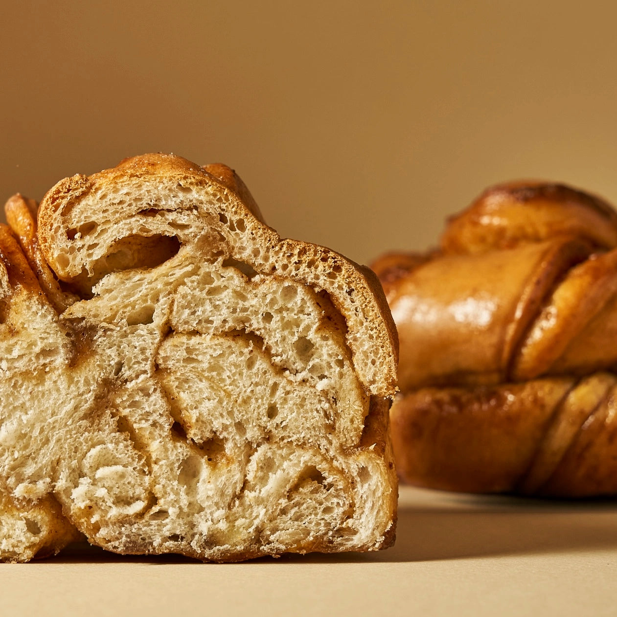 Détail de la texture alvéolée de la brioche à la cannelle et cardamome.