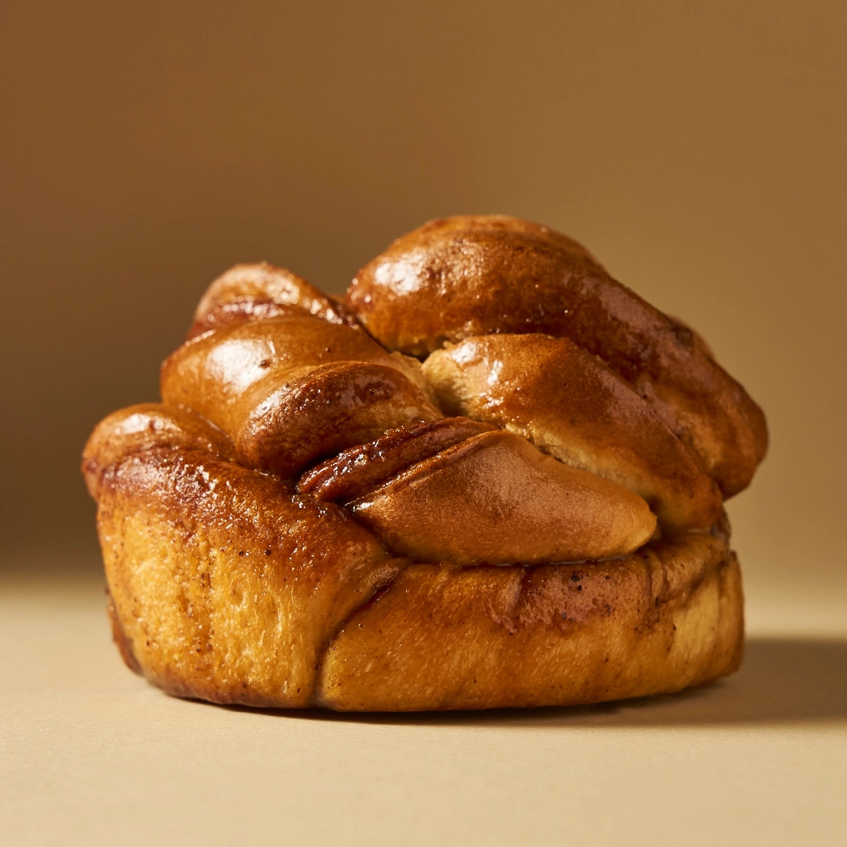 Vue de face d'un cinnamon roll brioché tressé aux épices.