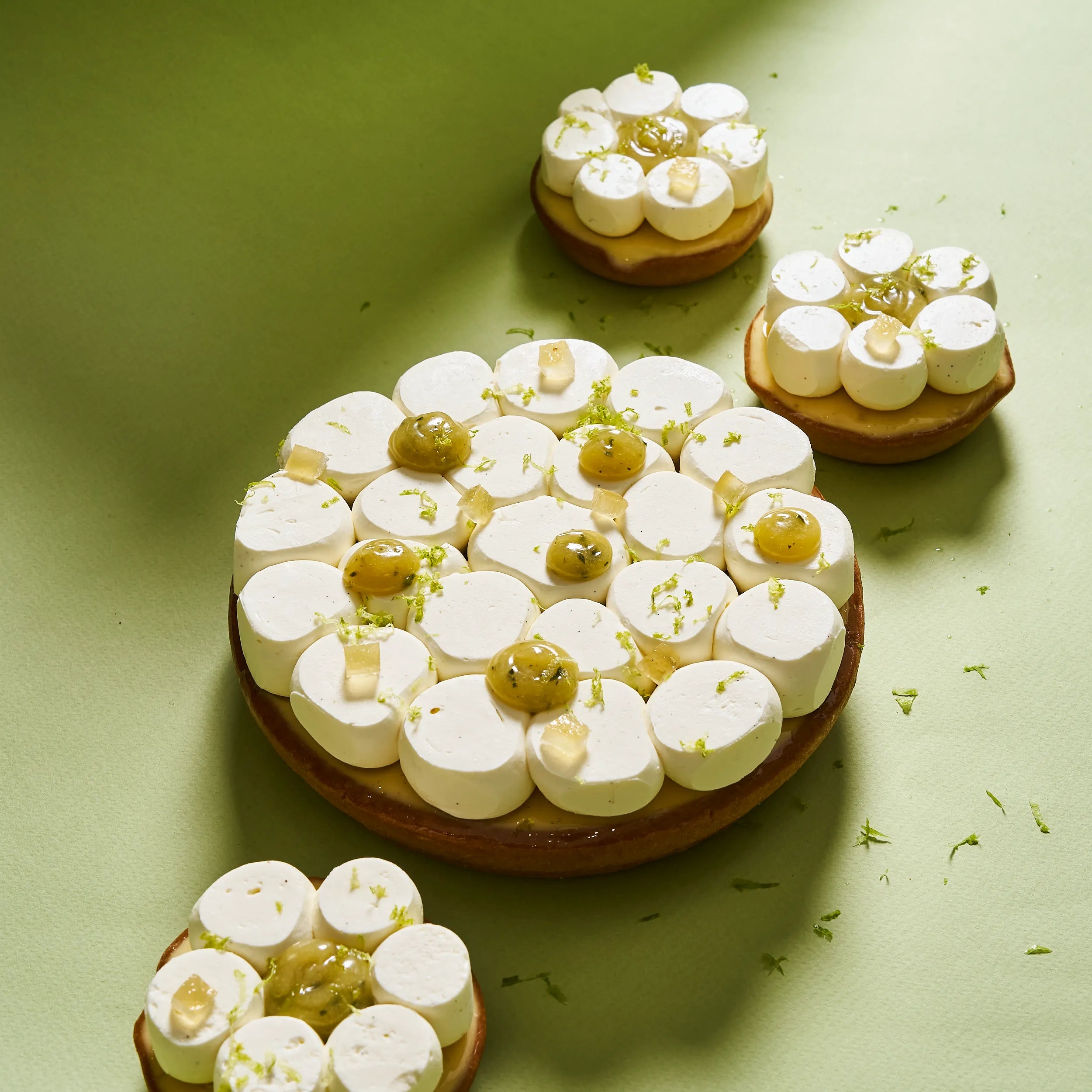 Présentation de la collection de tartes au citron vert et basilic de Jeffrey Cagnes, incluant les formats individuels et le format à partager.
