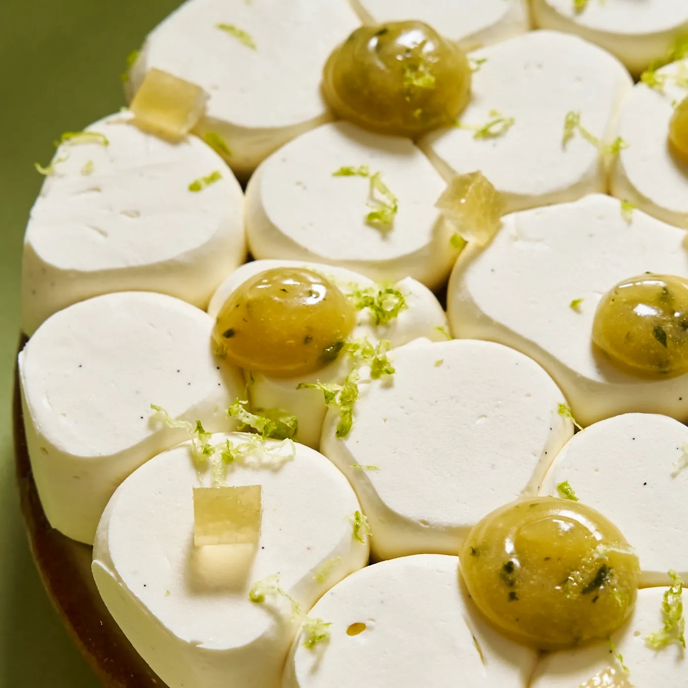 Détail du confit de citron vert infusé au basilic frais et à l'huile d'olive, logé au cœur de la ganache montée.