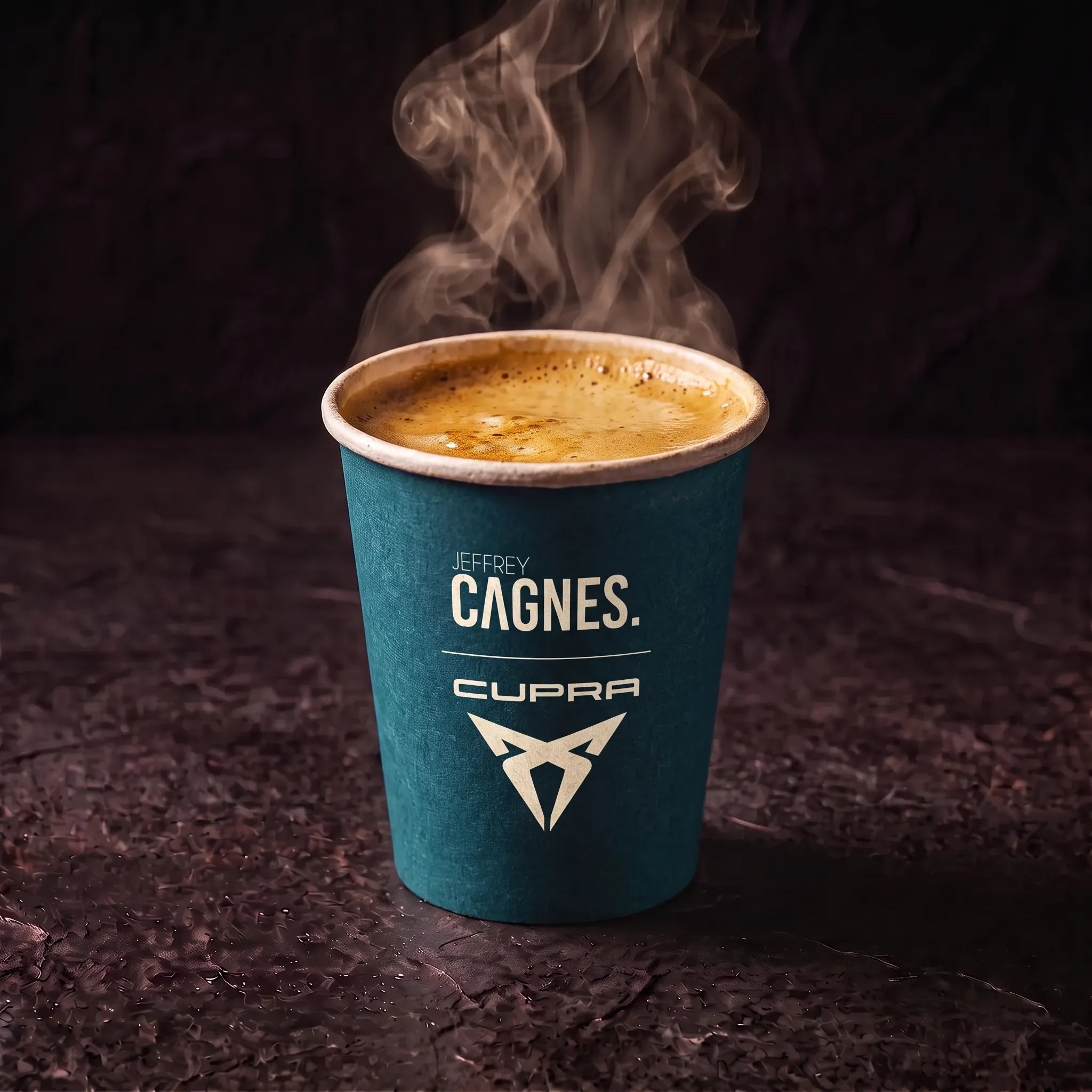 Double Espresso chaud surmonté d'une crème dorée dans son gobelet Jeffrey Cagnes x Cupra au Coffee Club
