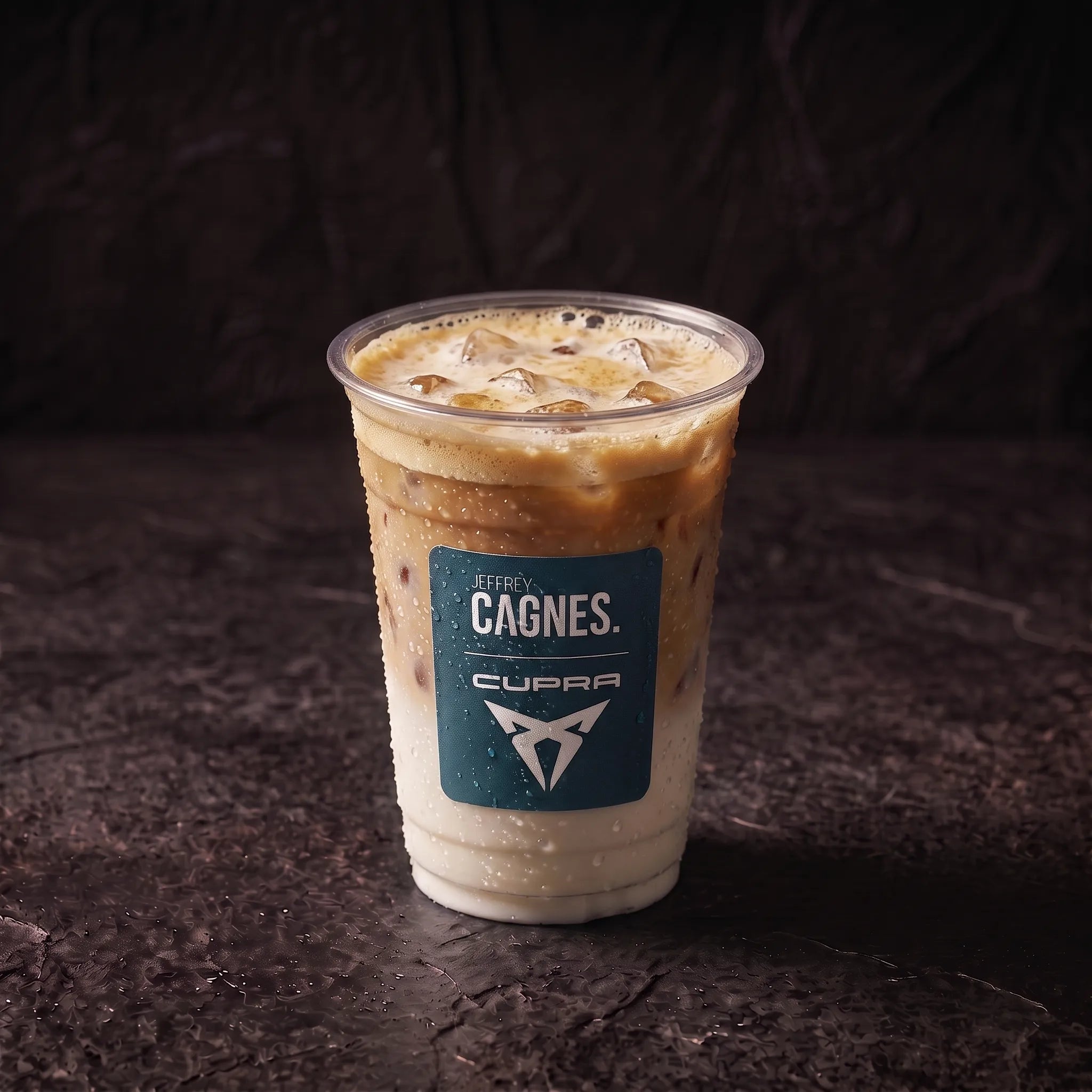 Iced Latte glacé servi sur lit de glaçons avec mousse de lait subtile dans son gobelet Jeffrey Cagnes x Cupra