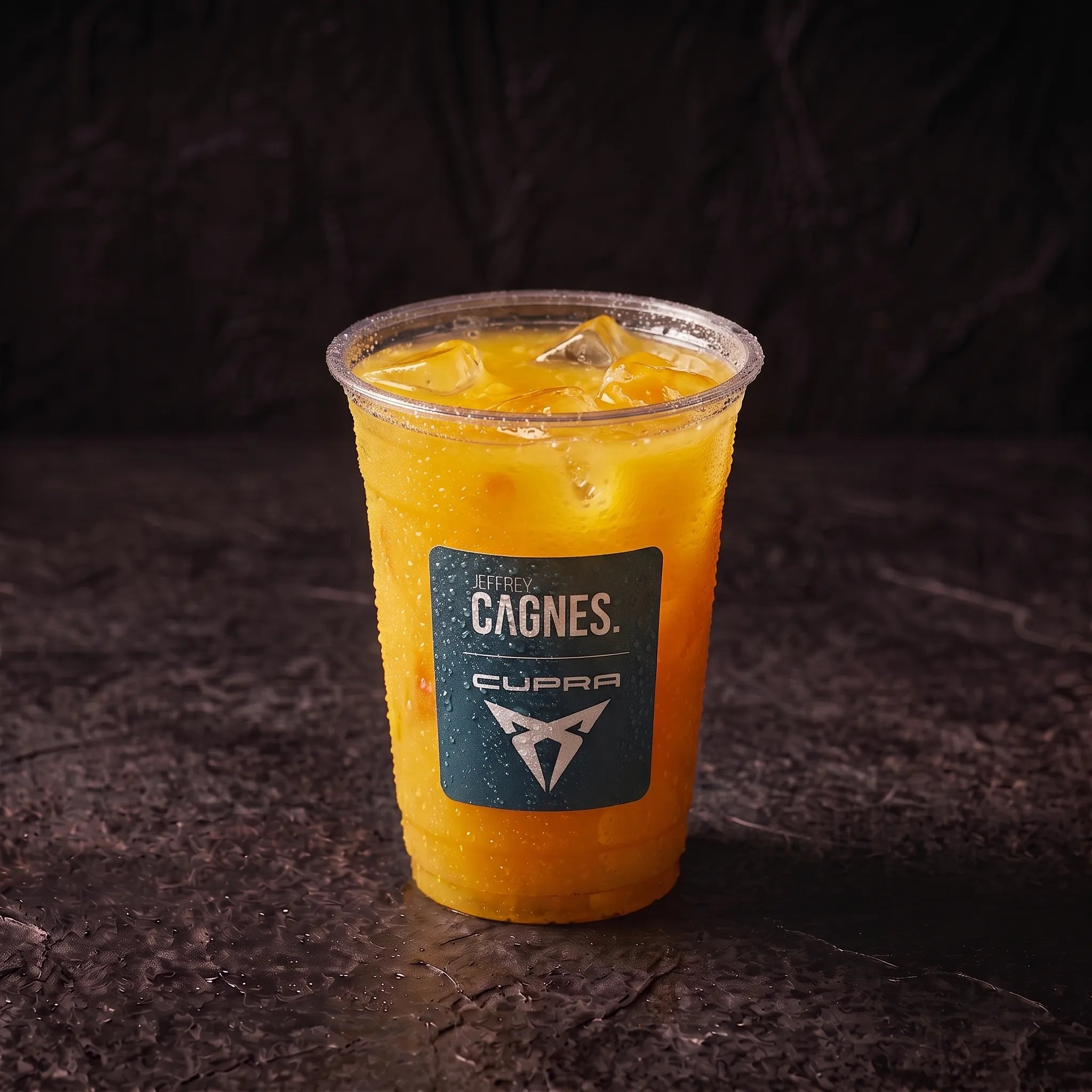 Verre de jus d'orange fraîchement pressé aux nuances dorées au Coffee Club Jeffrey Cagnes