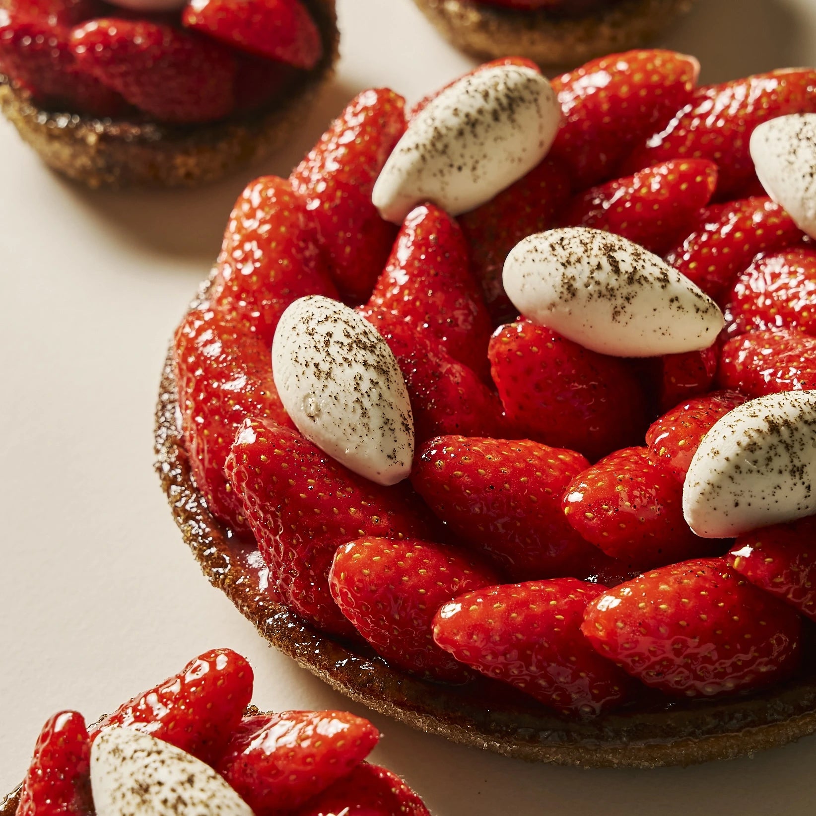 Vue en perspective de la tarte aux fraises fraîchement préparée par la Maison Jeffrey Cagnes.