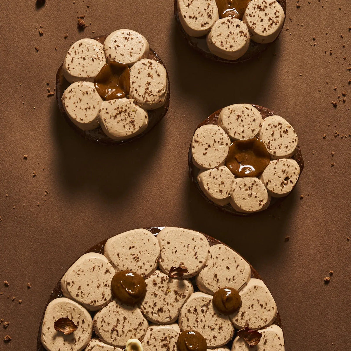 Ensemble de tartes chocolat tonka de Jeffrey Cagnes, mettant en valeur la déclinaison grand format et individuelle.