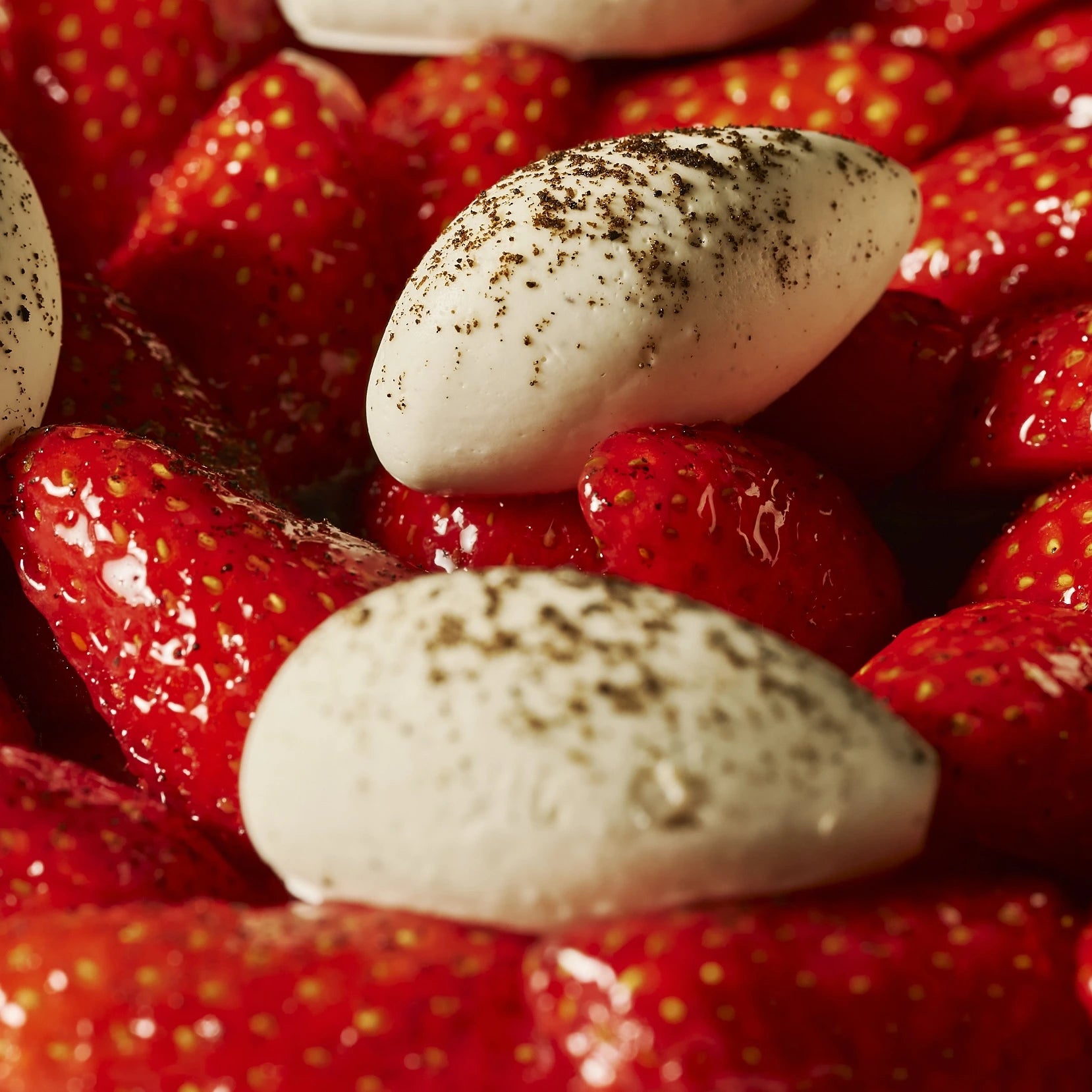 Zoom sur la quenelle de chantilly vanille mascarpone poudrée de vanille séchée.