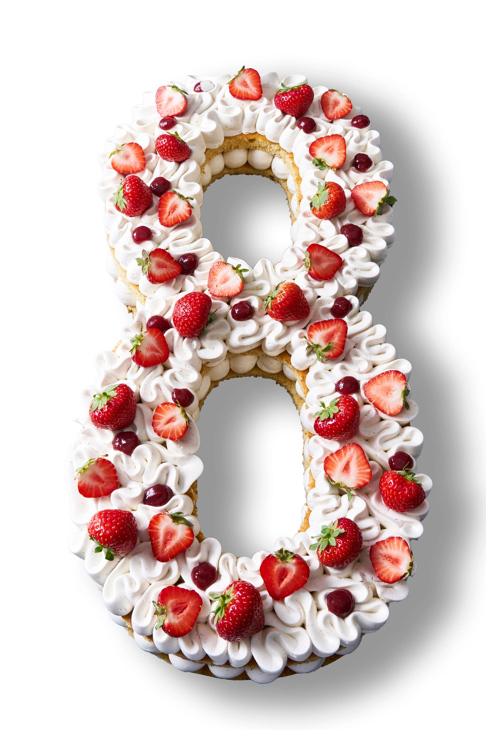 Number Cake en forme de chiffre 8 garni d'une crème pochée à la vanille, décoré de fraises fraîches, fruits rouges et coulis pour un anniversaire ou un événement à Paris.
