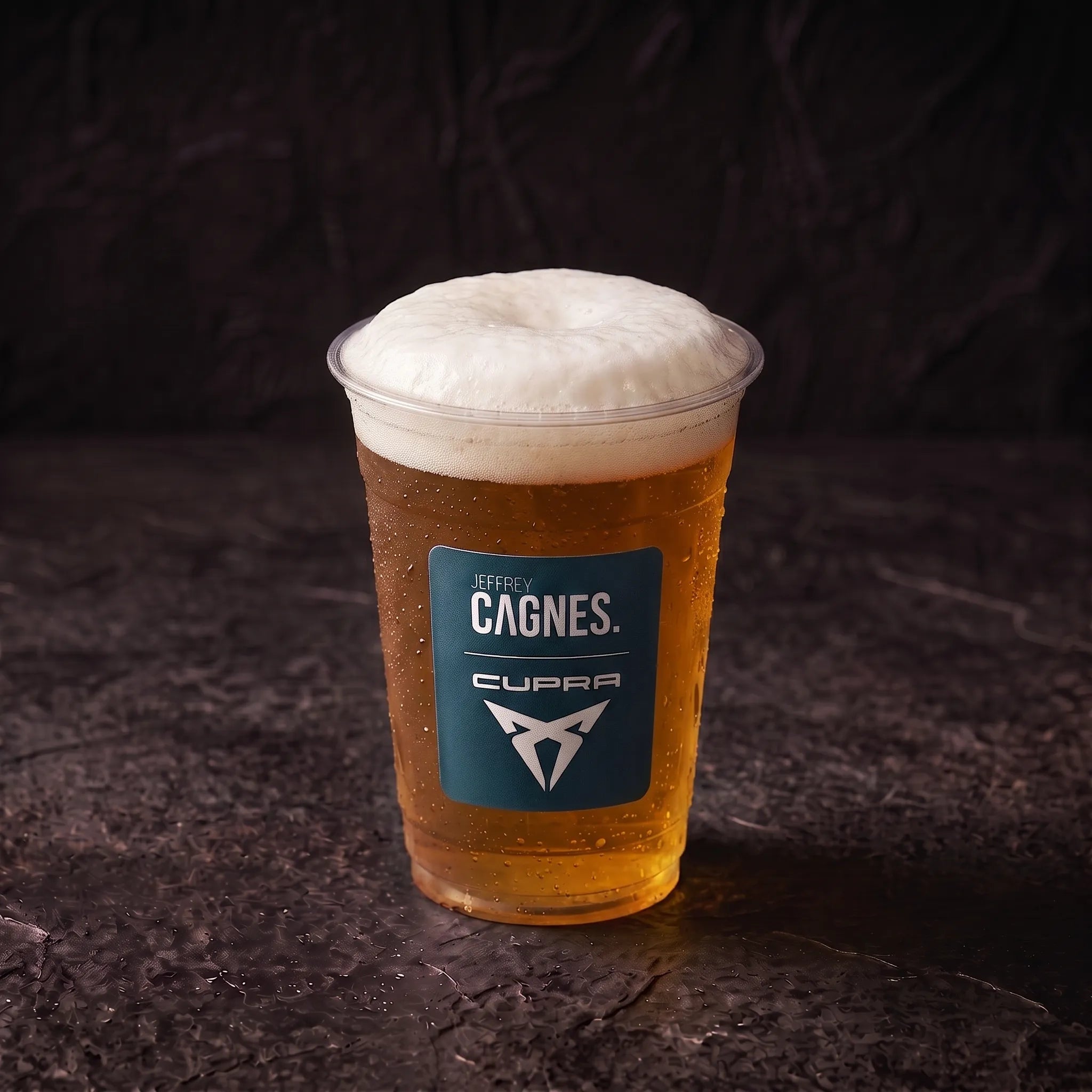 Bière blonde artisanale servie fraîche avec une mousse généreuse dans son gobelet Jeffrey Cagnes x Cupra au Coffee Club