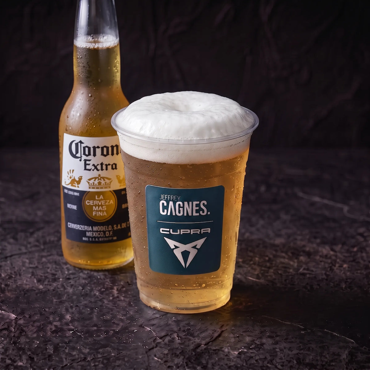 Bouteille de bière Corona Extra et son gobelet de bière blonde fraîche avec mousse généreuse au Coffee Club Jeffrey Cagnes