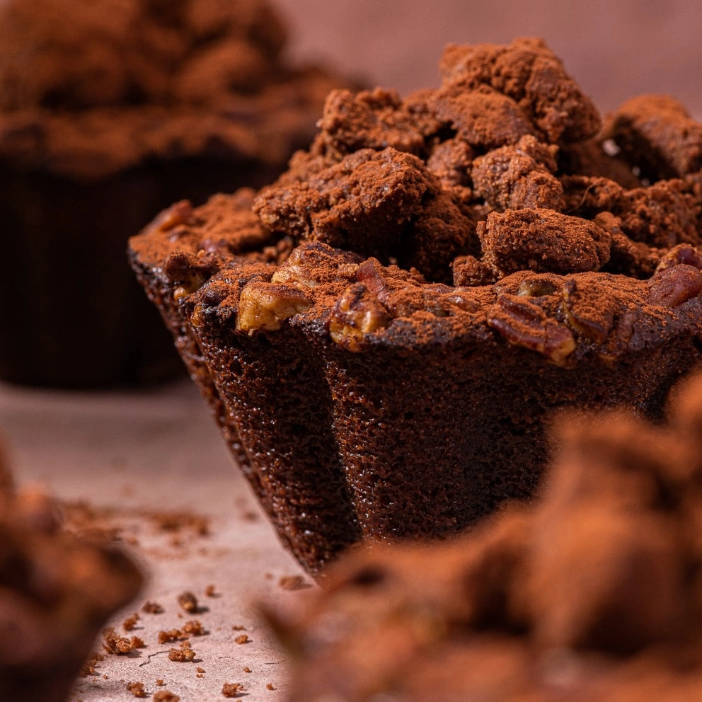 Gros plan sur le topping streusel croustillant et les noix de pécan torréfiées du brownie Jeffrey Cagnes.