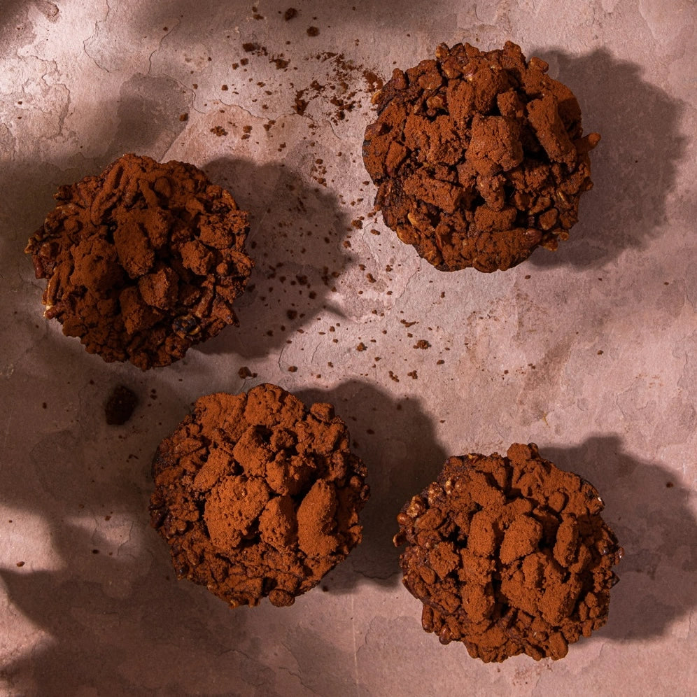 Vue du dessus de quatre brownies artisanaux au streusel chocolat et noix de pécan.