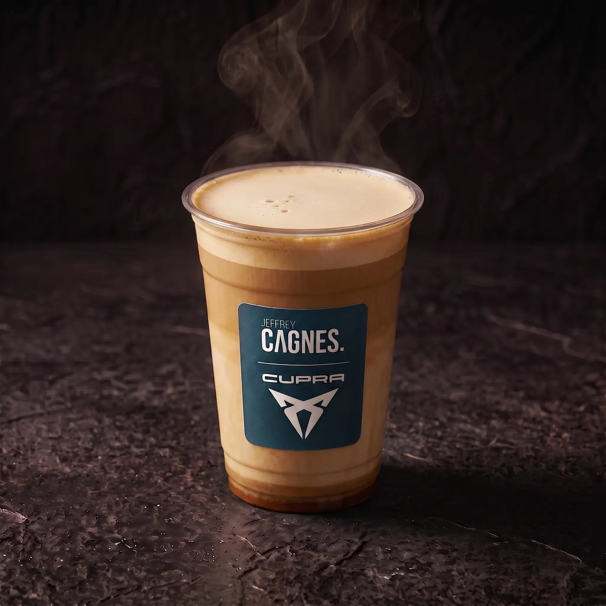 Café Latte chaud surmonté d'une fine couche de mousse de lait dans son gobelet Jeffrey Cagnes x Cupra au Coffee Club