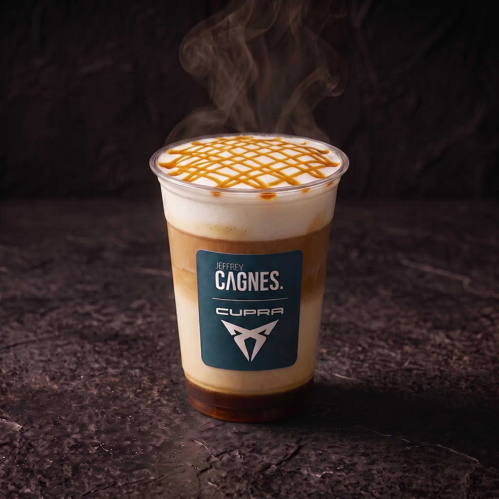 Caramel Macchiato chaud surmonté de mousse de lait et d'un quadrillage de caramel dans son gobelet Jeffrey Cagnes x Cupra