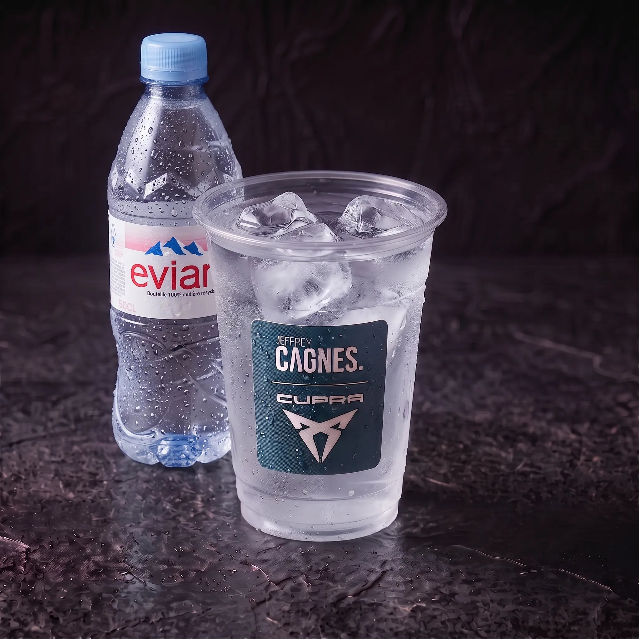 Bouteille d'eau plate Evian 50 cl et son gobelet servi bien frais sur glaçons au Coffee Club Jeffrey Cagnes