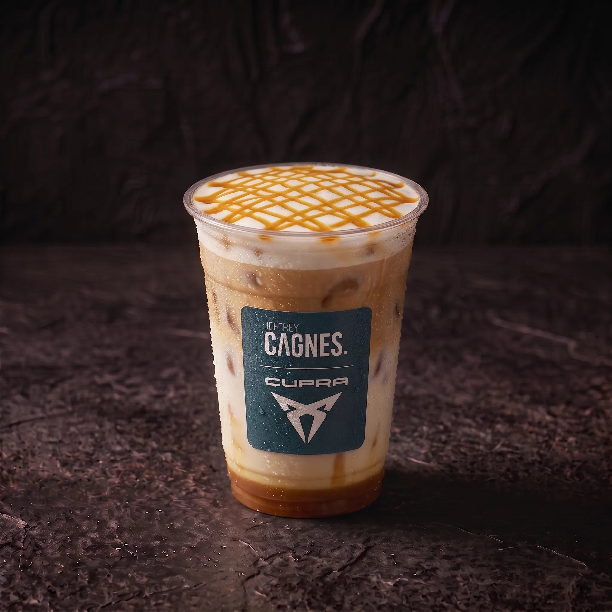 Iced Caramel Macchiato glacé avec des glaçons et un nappage caramel au Coffee Club Jeffrey Cagnes