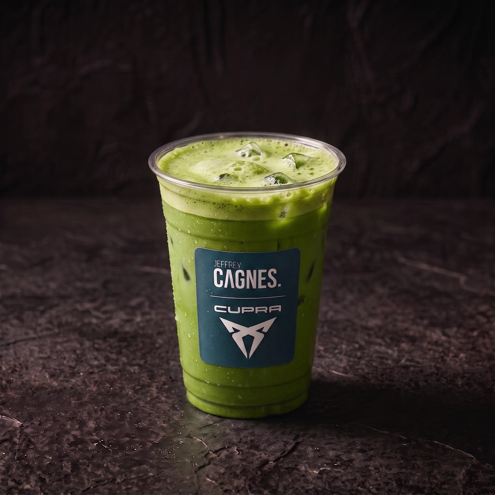 Iced Matcha Latte glacé à la couleur vert émeraude servi avec glaçons au Coffee Club Jeffrey Cagnes