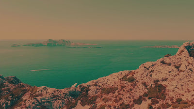 Séquence vidéo d'ambiance ensoleillée et méditerranéenne illustrant l'esprit du Coffee Club Jeffrey Cagnes : vue panoramique sur la mer, parapluies colorés, marché aux poivrons frais, ruelles typiques et plages ensoleillées.