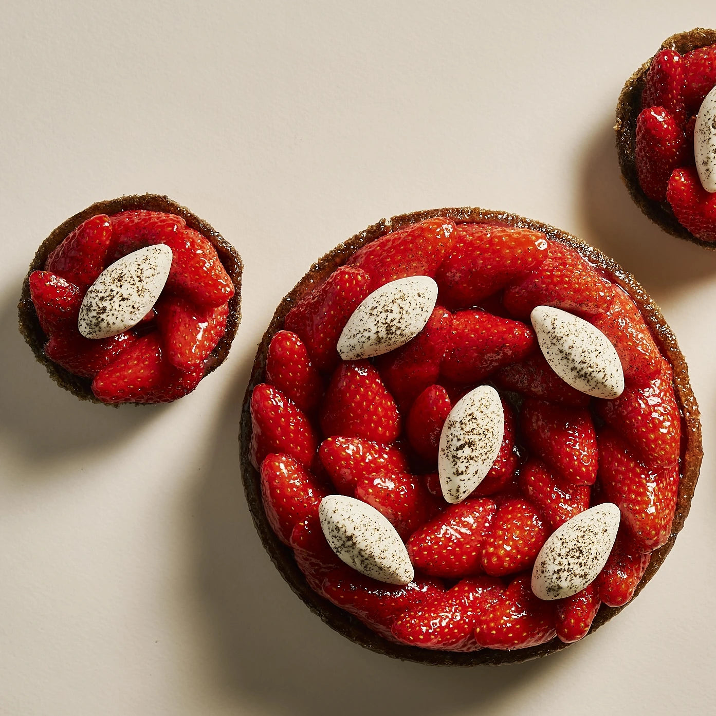 Vue d'ensemble montrant les formats individuel et à partager de la tarte aux fraises.