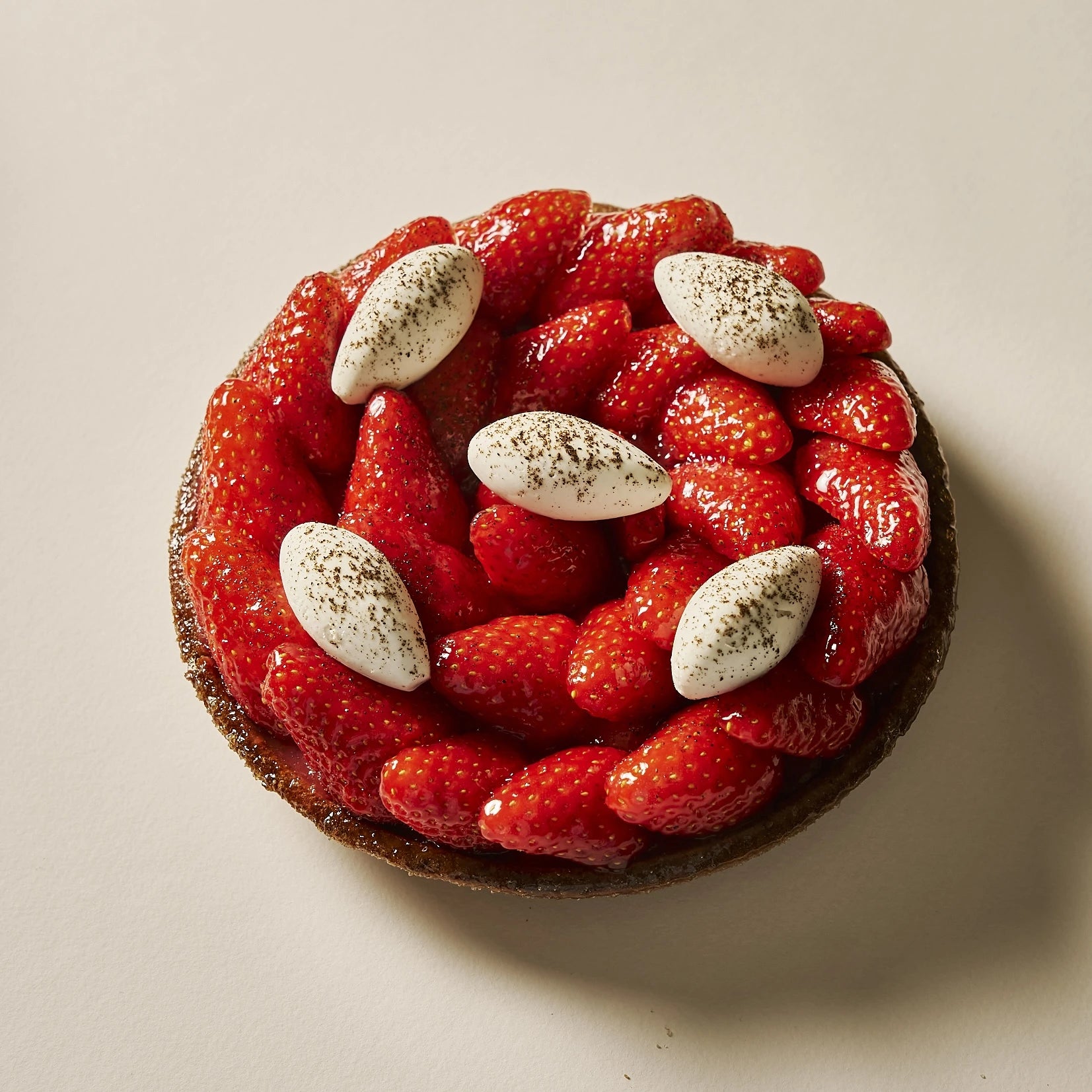 Vue en perspective de la tarte aux fraises fraîchement préparée par la Maison Jeffrey Cagnes.