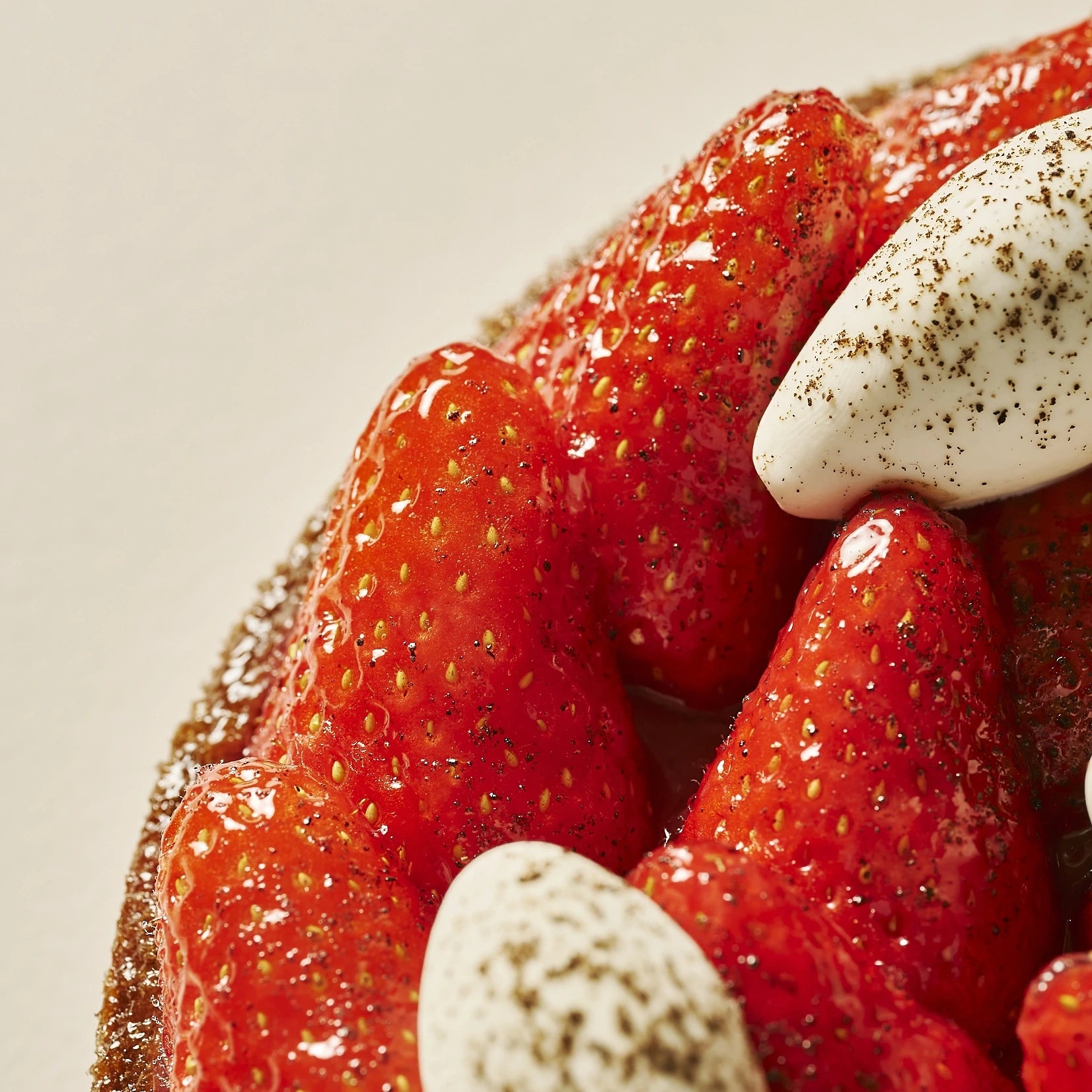 Détail du bord de la pâte sucrée dorée et croustillante d'une tarte aux fraises.