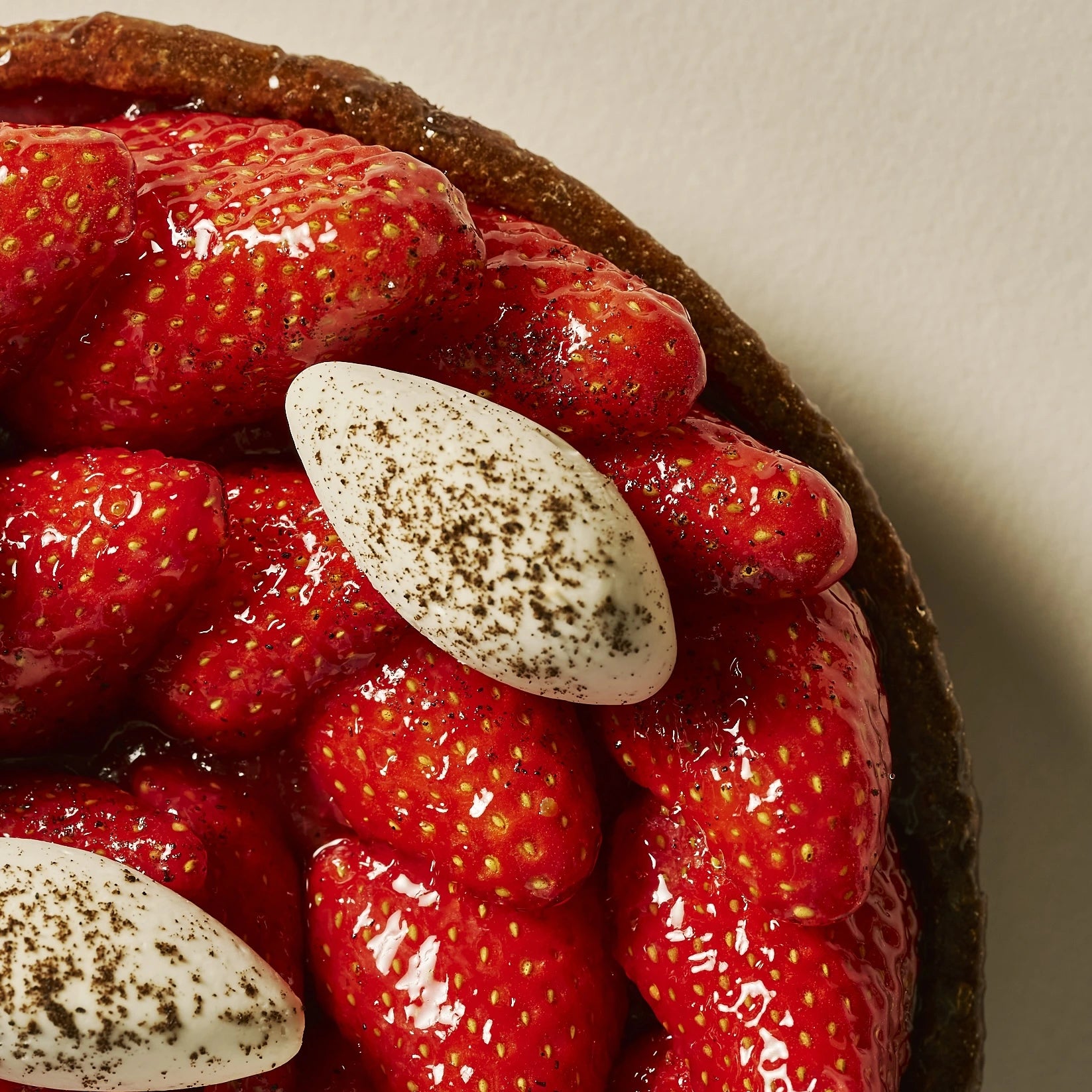 Vue rapprochée sur le dressage des fraises fraîches et le bord de pâte sucrée.