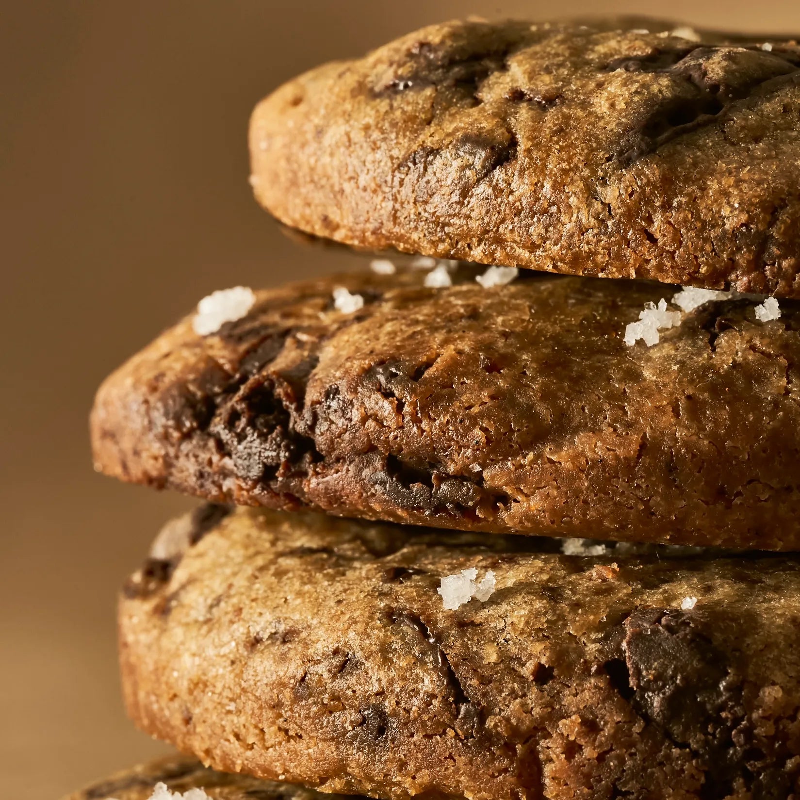 Mise au point sur le sommet d'une pile de cookies moelleux, mettant en valeur la gourmandise des pépites de chocolat noir.